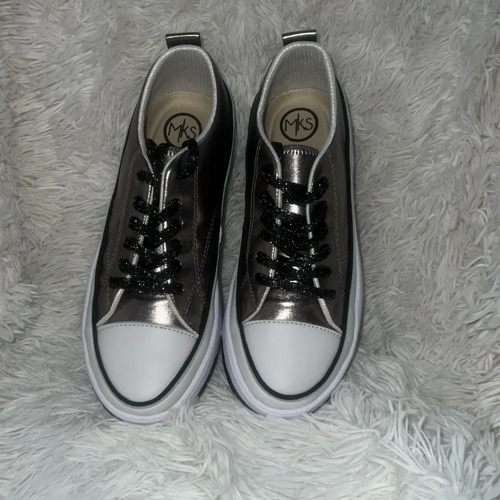 MKS‎ brand new. Size 6